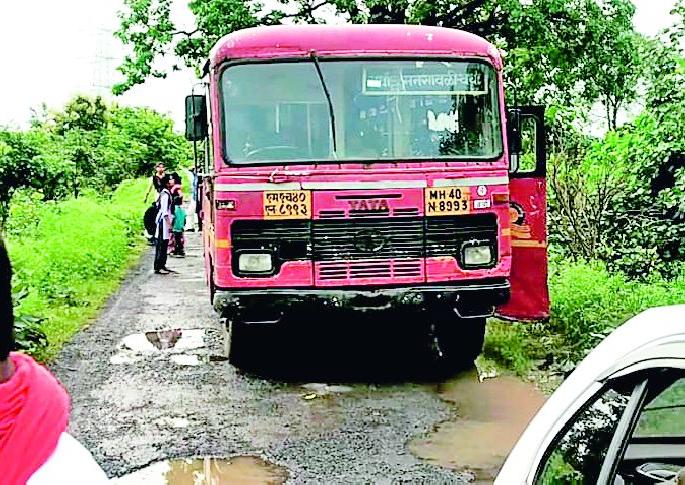 ST bus stops due to floods | नाल्याच्या पुरामुळे रापमची बस अडकली ST bus stops due to floods | नाल्याच्या पुरामुळे रापमची बस अडकली