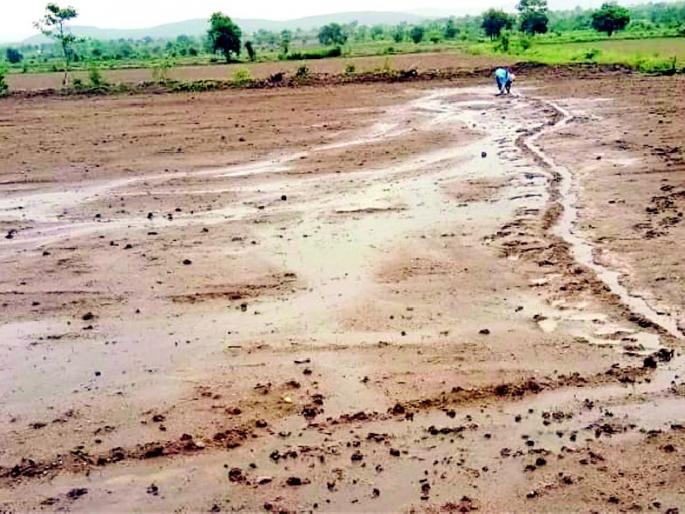 Lack of planning; The rains swept away the farm | नियोजनाचा अभाव; पावसाने शेत नेले खरडून Lack of planning; The rains swept away the farm | नियोजनाचा अभाव; पावसाने शेत नेले खरडून