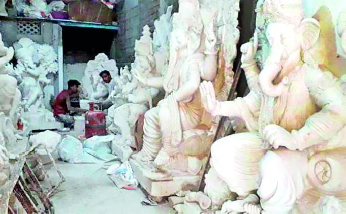 Statues of republics taking shape in Pulagwa | पुलगावात आकार घेताहेत गणरायांच्या मूर्ती