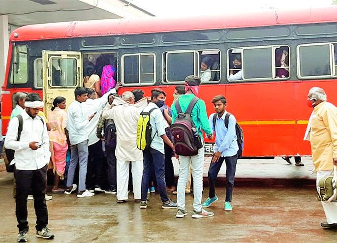 Corona's intimidation to the administration; Wardhekar, however, without hesitation | प्रशासनाला कोरोनाची धास्ती; वर्धेकर मात्र बिनधास्त Corona's intimidation to the administration; Wardhekar, however, without hesitation | प्रशासनाला कोरोनाची धास्ती; वर्धेकर मात्र बिनधास्त