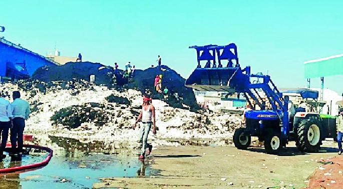 Millions of rupees burned in cotton fire | लाखो रूपयांचा कापूस आगीत भस्मसात Millions of rupees burned in cotton fire | लाखो रूपयांचा कापूस आगीत भस्मसात