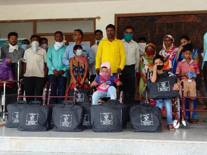 Distribution of materials to the disabled by the Panchayat Samiti in Yeola | येवल्यात पंचायत समिती तर्फे अपंगांना साहित्य वाटप Distribution of materials to the disabled by the Panchayat Samiti in Yeola | येवल्यात पंचायत समिती तर्फे अपंगांना साहित्य वाटप