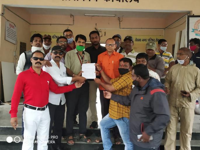 Municipal workers' agitation for various demands in Yeola | येवल्यात विविध मागण्यांसाठी नगरपरिषद कर्मचाऱ्यांचे आंदोलन Municipal workers' agitation for various demands in Yeola | येवल्यात विविध मागण्यांसाठी नगरपरिषद कर्मचाऱ्यांचे आंदोलन