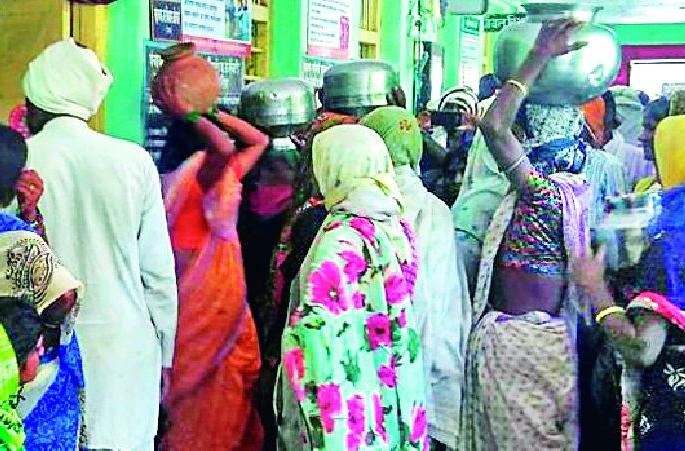 Ghavar Morcha of Ganeshpur women | गणेशपूरच्या महिलांचा घागर मोर्चा Ghavar Morcha of Ganeshpur women | गणेशपूरच्या महिलांचा घागर मोर्चा