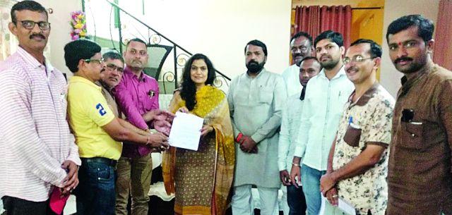 Turning of retail business | किरकोळ व्यापारी अडचणीत Turning of retail business | किरकोळ व्यापारी अडचणीत