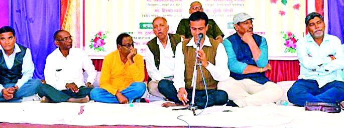 You can see the saguna, people have gone to the moon | तू पाह्यत राह्यली सगुण, लोक चंद्रावर गेले निघून You can see the saguna, people have gone to the moon | तू पाह्यत राह्यली सगुण, लोक चंद्रावर गेले निघून