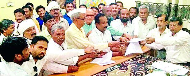 Appeal to Tahsildar of Babhulgaon Congress | बाभूळगाव काँग्रेसचे तहसीलदारांना निवेदन Appeal to Tahsildar of Babhulgaon Congress | बाभूळगाव काँग्रेसचे तहसीलदारांना निवेदन