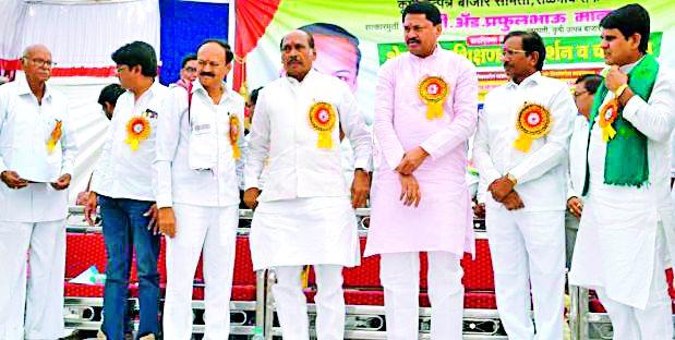 Farmers' cheating without debt forgiveness | कर्जमाफी न देता शेतकऱ्यांची फसवणूक Farmers' cheating without debt forgiveness | कर्जमाफी न देता शेतकऱ्यांची फसवणूक