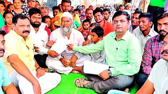 Backstage encroachment holders | अतिक्रमणधारकांचे उपोषण मागे Backstage encroachment holders | अतिक्रमणधारकांचे उपोषण मागे
