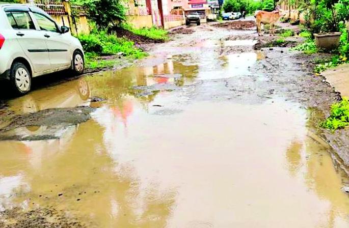Road neglected for 15 years, condition of devotees | रस्ता १५ वर्षांपासून उपेक्षित, भाविकांचे हाल Road neglected for 15 years, condition of devotees | रस्ता १५ वर्षांपासून उपेक्षित, भाविकांचे हाल