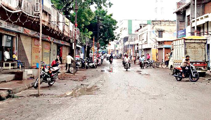 Closing of business in Kalamb city | कळंब शहरात व्यापाºयांचा बंद Closing of business in Kalamb city | कळंब शहरात व्यापाºयांचा बंद