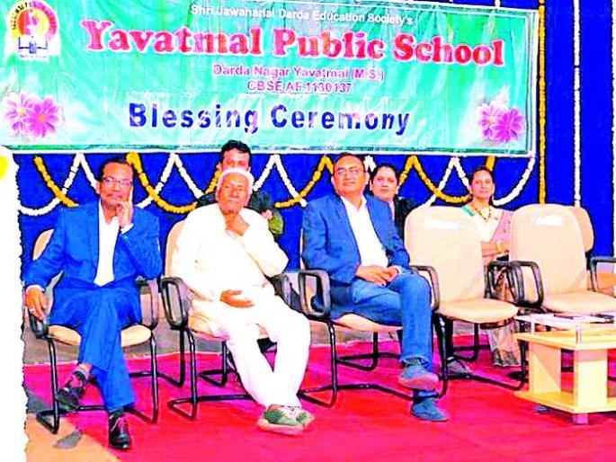 Jawaharlal Darda Education Society has assisted the families of the martyrs | जवाहरलाल दर्डा एज्युकेशन सोसायटीतर्फे शहिदांच्या कुटुंबांना मदत Jawaharlal Darda Education Society has assisted the families of the martyrs | जवाहरलाल दर्डा एज्युकेशन सोसायटीतर्फे शहिदांच्या कुटुंबांना मदत