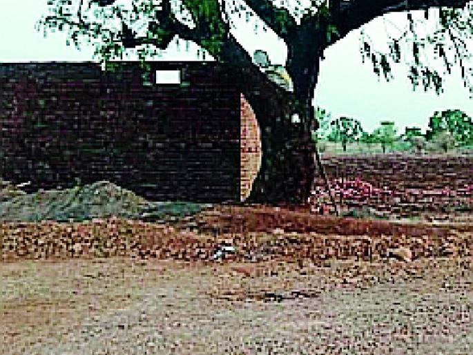 Farmer Erella burns for the right wage | योग्य मोबदल्यासाठी शेतकरी इरेला पेटला Farmer Erella burns for the right wage | योग्य मोबदल्यासाठी शेतकरी इरेला पेटला