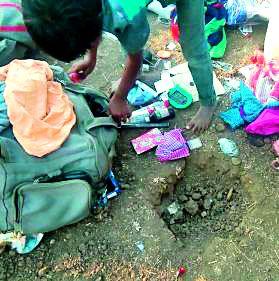 51 mobile in potholes | भटक्यांच्या पालातील खड्ड्यात ५१ मोबाईल 51 mobile in potholes | भटक्यांच्या पालातील खड्ड्यात ५१ मोबाईल