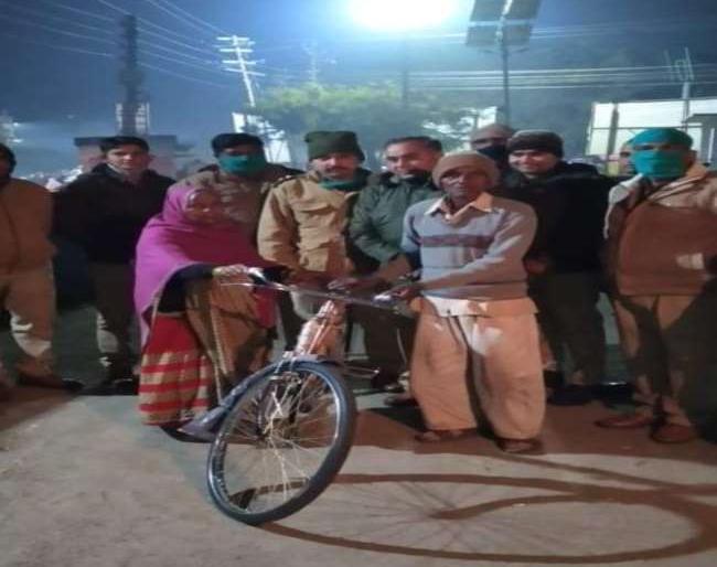 Jinkalat Saheb ... Fugewala came to report bicycle theft, Thanedar gave him a new bicycle in agra | जिंकलत साहेब... वृद्ध फुगेवाल्याची सायकल चोरीला गेली, ठाणे अंमलदाराने नवीनच घेऊन दिली