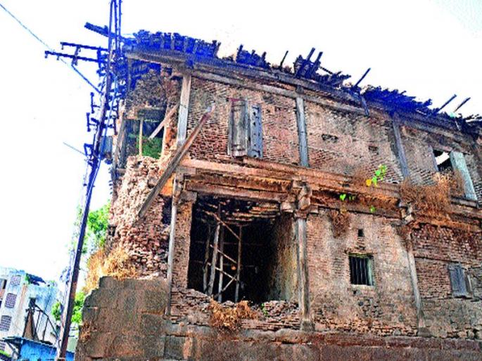 Due to paddy straw in Panchavati, there is danger in monsoon | पंचवटीतील पडक्या वाड्यांमुळे पावसाळ्यात धोका कायम Due to paddy straw in Panchavati, there is danger in monsoon | पंचवटीतील पडक्या वाड्यांमुळे पावसाळ्यात धोका कायम