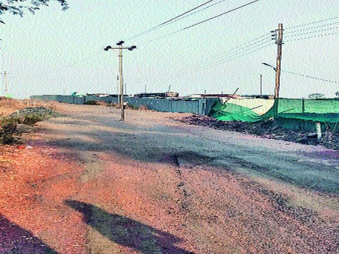  Increase in accident due to electricity block on the Vilholi road | विल्होळी रस्त्यावरील वीज खांबामुळे अपघातात वाढ