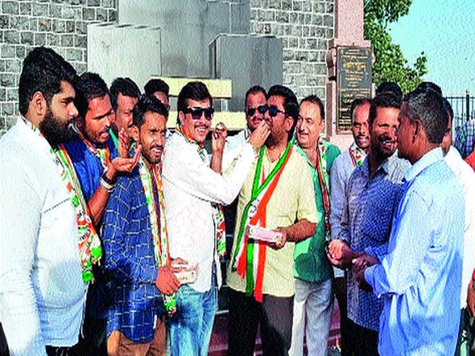 Greetings of Congress workers in Nashik City | नाशिक शहरातील कॉँग्रेस कार्यकर्त्यांचा आनंदोत्सव Greetings of Congress workers in Nashik City | नाशिक शहरातील कॉँग्रेस कार्यकर्त्यांचा आनंदोत्सव