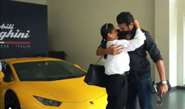 When husband give 4.8 crores supercar gift for his wife ... | जेव्हा पती त्याच्या पत्नीला 4.8 कोटींची सुपरकार गिफ्ट करतो... When husband give 4.8 crores supercar gift for his wife ... | जेव्हा पती त्याच्या पत्नीला 4.8 कोटींची सुपरकार गिफ्ट करतो...