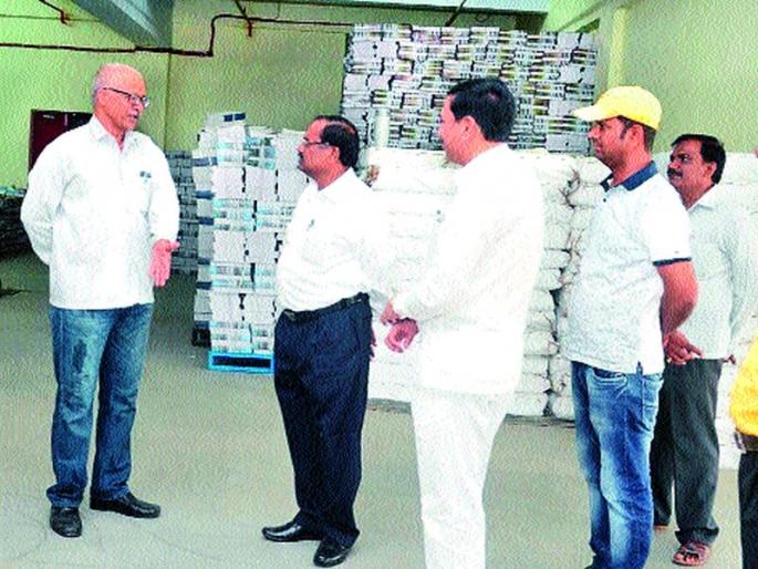 Textbooks will be available to students in school | विद्यार्थ्यांना शाळेतच मिळणार पाठ्यपुस्तके Textbooks will be available to students in school | विद्यार्थ्यांना शाळेतच मिळणार पाठ्यपुस्तके