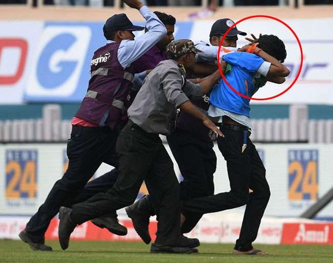 India Vs South Africa, 3rd Test: Security guards beaten fan in the ground ... | India Vs South Africa, 3rd Test : मैदानात घुसलेल्या चाहत्याला सुरक्षारक्षकांनी धु धु धुतला...