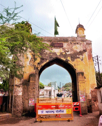 Dishonest gates of the historic door | ऐतिहांिसक दरवाजांच्या ढासळू लागल्या चिरा