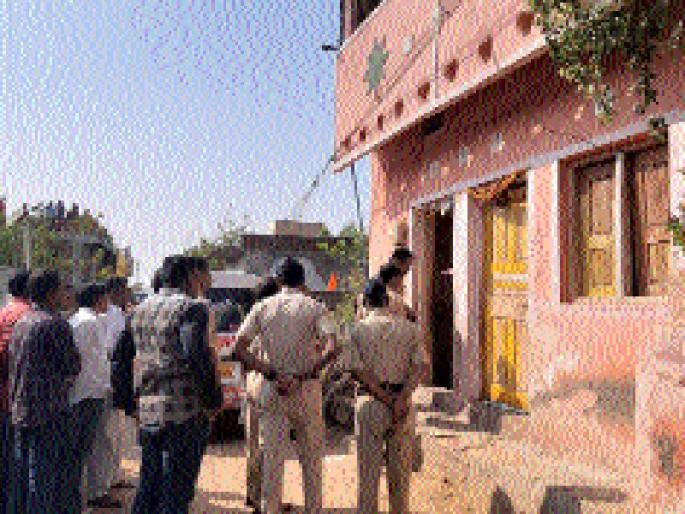 Peth bead slams the woman in the bead | पेठ बीडमध्ये महिलेचा बतईने चिरला गळा Peth bead slams the woman in the bead | पेठ बीडमध्ये महिलेचा बतईने चिरला गळा