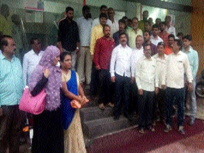 The sloganeering of the Revenue Employees Association against District Collector | जिल्हाधिकाऱ्यांच्या विरोधात महसूल कर्मचारी संघटनेची जोरदार नारेबाजी