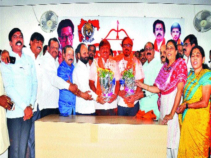 The old soldiers stepped up in the middle of the scale | खांदेपालट होताच जुन्या सैनिकांनी चढली पायरी The old soldiers stepped up in the middle of the scale | खांदेपालट होताच जुन्या सैनिकांनी चढली पायरी