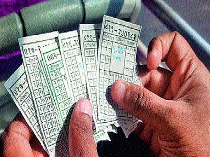 Paper stamps caught in the hands of passengers as the machine hangs | मशीन हॅँग झाल्याने प्रवाशांच्या हाती पडले कागदी तिकीट Paper stamps caught in the hands of passengers as the machine hangs | मशीन हॅँग झाल्याने प्रवाशांच्या हाती पडले कागदी तिकीट