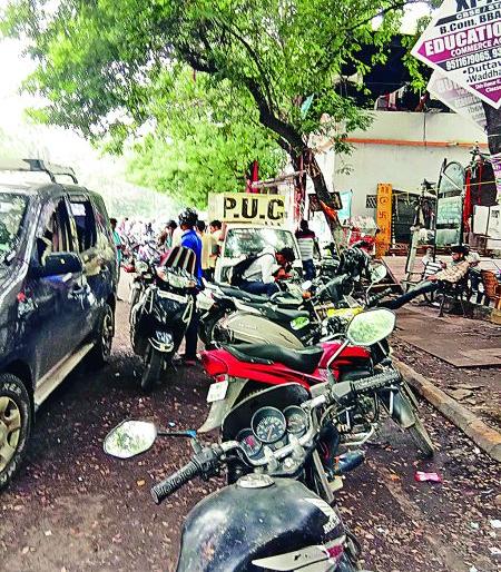 Driving fraud in the name of PUC | पीयूसीच्या नावाखाली वाहनचालकांची फसवणूक