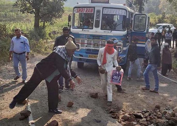 Bus passengers fill potholes; Incident on Khandwa-Indore route | बसच्या प्रवाशांनी बुजविले रस्त्यावरील खड्डे; खंडवा-इंदूर मार्गातील घटना
