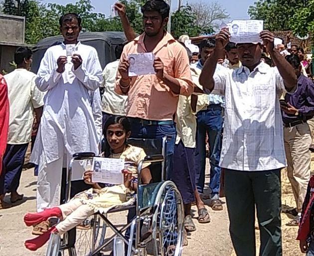 Lok Sabha Election 2019; 48 children of Shankarbaba polled | Lok Sabha Election 2019; शंकरबाबांच्या ४८ मुलांनी केले मतदान