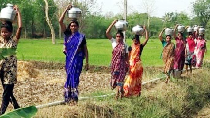Water shortage in Gondia district | गोंदिया जिल्ह्यात प्रशासन फाईलमध्ये आणि महिला लाईनमध्ये Water shortage in Gondia district | गोंदिया जिल्ह्यात प्रशासन फाईलमध्ये आणि महिला लाईनमध्ये