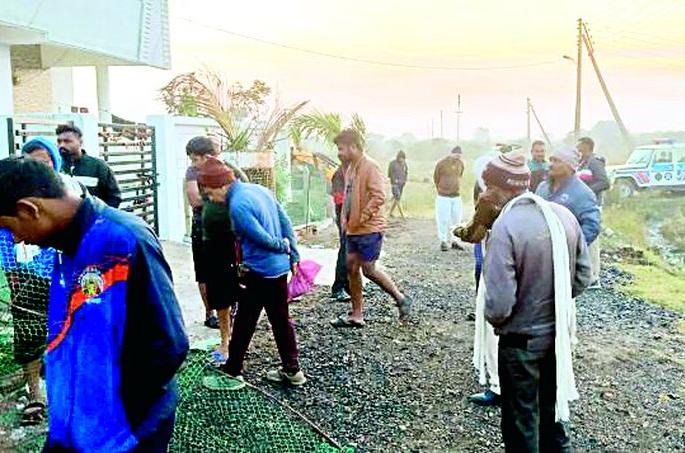 Navakarnagar was shaken by the terror of the tiger | वाघाच्या डरकाळीने नवकारनगर हादरले Navakarnagar was shaken by the terror of the tiger | वाघाच्या डरकाळीने नवकारनगर हादरले