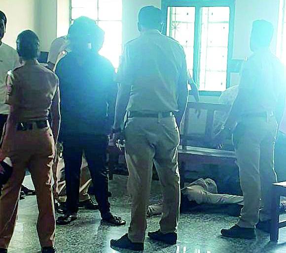 The accused became unconscious and the police just watched! | आरोपी बेशुद्ध झाला अन् पोलीस केवळ बघत राहिले!