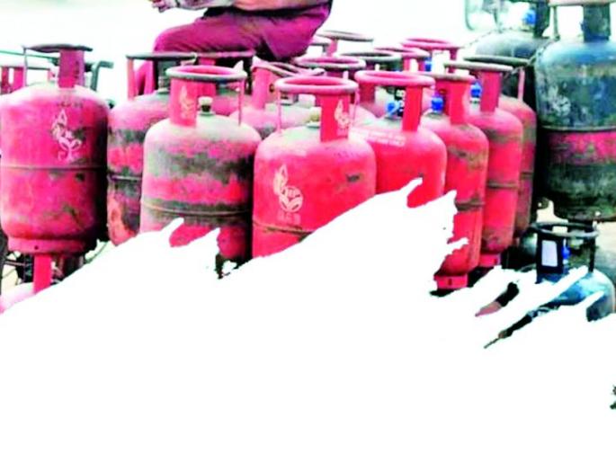 Explosion of gas cylinder; On the threshold of a thousand | गॅस सिलिंडरचा भडका; एक हजारांच्या उंबरठ्यावर Explosion of gas cylinder; On the threshold of a thousand | गॅस सिलिंडरचा भडका; एक हजारांच्या उंबरठ्यावर