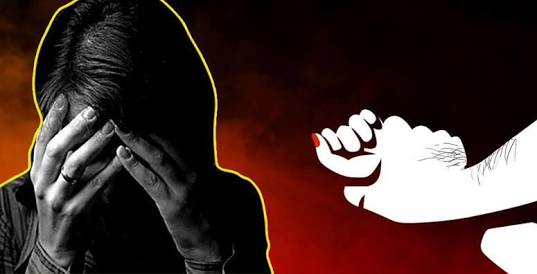 Shocking! Sexual harrashment of minor girl from showing fear of weopan | धक्कादायक! कुऱ्हाडीचा धाक दाखवून पोटच्या अल्पवयीन मुलीवर पित्याचा अत्याचार