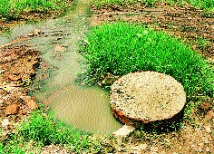 Nalaseefai of Aurangabad city also neglected Municipal Corporation | औरंगाबाद शहरातील नालेसफाईकडेही मनपाचे दुर्लक्ष