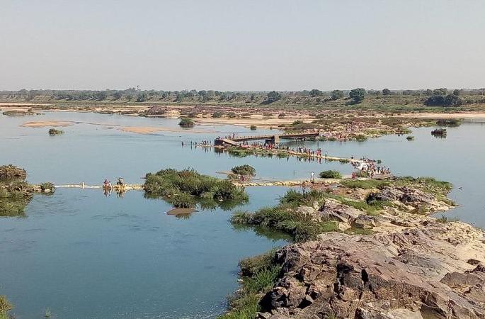 A half-built bridge for 45 years; in Gadchiroli | ४५ वर्षांपासून अर्धवट राहिलेला पूल; वैनगंगेत लाखो रुपयांवर फिरते पाणी A half-built bridge for 45 years; in Gadchiroli | ४५ वर्षांपासून अर्धवट राहिलेला पूल; वैनगंगेत लाखो रुपयांवर फिरते पाणी