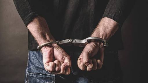 He will be make self police but sign of theft; hadpasar police were arrested three person | पोलीस होता होता बसला जबरी चोरीचा शिक्का; मित्राच्या मोबाईलच्या इच्छेपायी त्यांनी केली चोरी