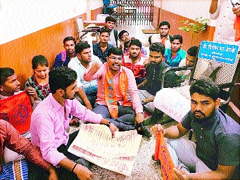 In the examination section 'ABVIP' stalled movement | परीक्षा विभागात ‘अभाविप’चे ठिय्या आंदोलन In the examination section 'ABVIP' stalled movement | परीक्षा विभागात ‘अभाविप’चे ठिय्या आंदोलन