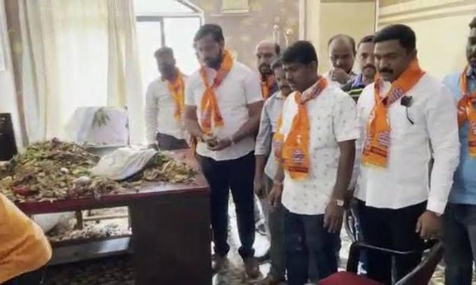 If the question of citizens is raised, then the crime of 353 against MNS workers, then why not 420 against the officials for misconduct? | ...तर मनसे कार्यकर्त्यांवर ३५३ चा गुन्हा, मग कर्तव्यास चुकणाऱ्या अधिकाऱ्यांवर ४२० नको का? If the question of citizens is raised, then the crime of 353 against MNS workers, then why not 420 against the officials for misconduct? | ...तर मनसे कार्यकर्त्यांवर ३५३ चा गुन्हा, मग कर्तव्यास चुकणाऱ्या अधिकाऱ्यांवर ४२० नको का?