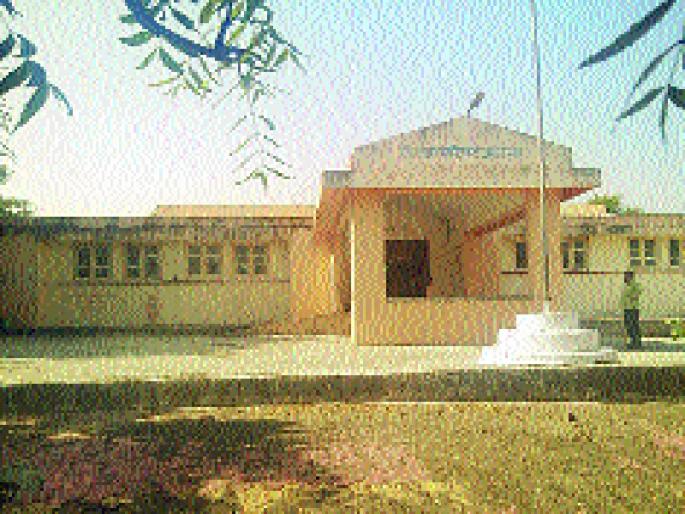 Health Center Issues | आरोग्य केंद्र समस्यांच्या विळख्यात Health Center Issues | आरोग्य केंद्र समस्यांच्या विळख्यात