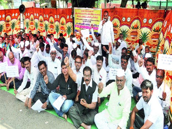 Movement of the library to raise the attention of the government | शासनाचे लक्ष वेधण्यासाठी ग्रंथालय सेवकांचे धरणे आंदोलन