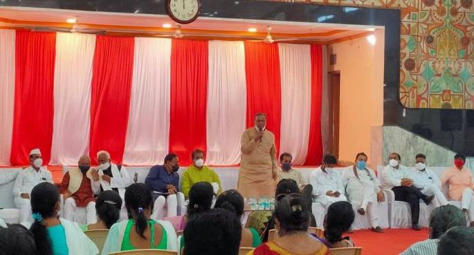 NCP lit election flower | नागपुरात राष्ट्रवादीने पेटविली निवडणुकीची फुलझडी NCP lit election flower | नागपुरात राष्ट्रवादीने पेटविली निवडणुकीची फुलझडी