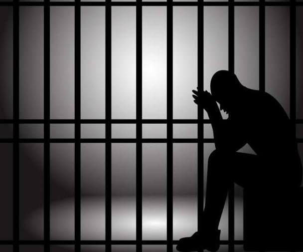 Shocking! Two policemen, including 17 prisoner were infected with corona in Indapur jail | धक्कादायक! इंदापुरच्या कारागृहात १७ कैद्यांसह दोन पोलिसांना कोरोनाचा संसर्ग Shocking! Two policemen, including 17 prisoner were infected with corona in Indapur jail | धक्कादायक! इंदापुरच्या कारागृहात १७ कैद्यांसह दोन पोलिसांना कोरोनाचा संसर्ग
