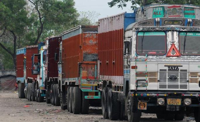 Rising fuel prices have hampered the transportation business | इंधन दरवाढीमुळे वाहतूक व्यवसायाला घरघर Rising fuel prices have hampered the transportation business | इंधन दरवाढीमुळे वाहतूक व्यवसायाला घरघर