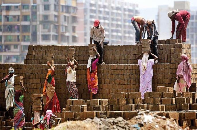 Five thousand subsidy for construction workers in the state closed | राज्यातील बांधकाम कामगारांचे पाच हजार अनुदान बंद Five thousand subsidy for construction workers in the state closed | राज्यातील बांधकाम कामगारांचे पाच हजार अनुदान बंद