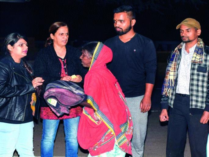 Allocated warm clothing by human uplift | मानव उत्थानतर्फे उबदार कपडे वाटप  Allocated warm clothing by human uplift | मानव उत्थानतर्फे उबदार कपडे वाटप